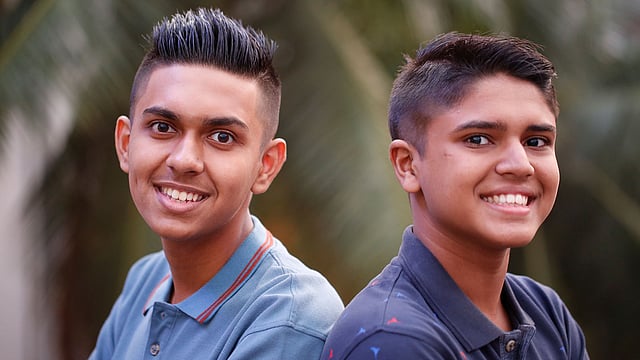 কিশোরদের চুলের কাটে নানা রকম নিরিক্ষা করতে দেখা যায়। মডেল: আবরার ও আমিত্রাক্ষর, চুলের ছাঁট: হেয়ােরাবিকস্‌, পোশাক: লা রিভ, ছবি: নকশা