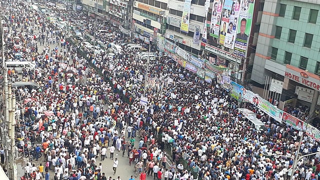 নয়াপল্টনে বিএনপির কেন্দ্রীয় কার্যালয় এখন দলীয় নেতা-কর্মীদের সরব উপস্থিতিতে মুখর। নয়াপল্টন, ঢাকা, ১৩ নভেম্বর। ছবি: সামছুর রহমান
