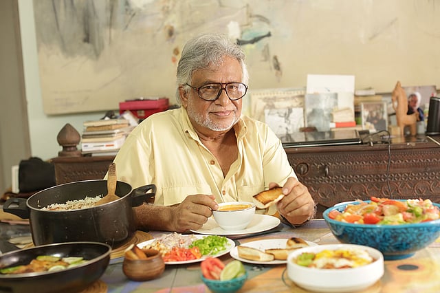 চিত্রশিল্পী মনিরুল ইসলাম, কম তেল আর মশলায় রাঁধতে ভালোবাসেন। ছবি: কবির হোসেন