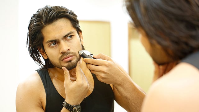 শেভের জন্য ভালো ব্র্যান্ডের প্রসাধনী ব্যবহার করতে হবে। মডেল: সৌরভ, কৃতজ্ঞতা: অ্যাডোনিস।