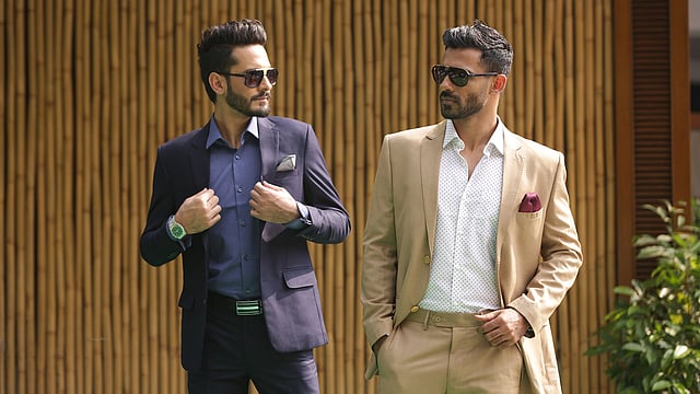 কোট বা স্যুটে পকেট স্কয়ারের রং বিপরীত হলে ভালো। পোশাক: ইনফিনিটি