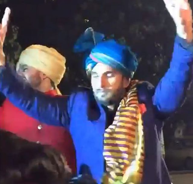 মেহেদি অনুষ্ঠানে মনপ্রাণ খুলে নাচতে দেখা যায় রণবীর সিংকে