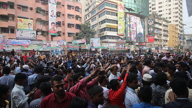 নয়াপল্টনে বিএনপির কেন্দ্রীয় কার্যালয়ের সামনে দলটির নেতা-কর্মীরা। ছবি: আবদুস সালাম