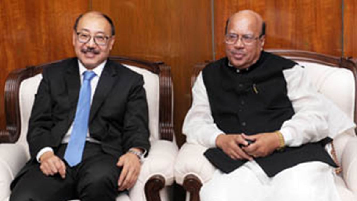 স্বাস্থ্যমন্ত্রী মো. নাসিম ও বাংলাদেশে নিযুক্ত ভারতের হাইকমিশনার হর্ষ বর্ধন শ্রিংলা। ছবি: বাসস