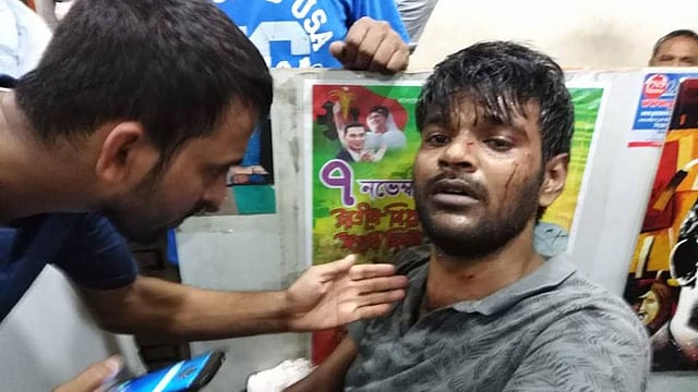 সংঘর্ষের ঘটনায় আহত এক ব্যক্তি। ছবি: আরিফুজ্জামান
