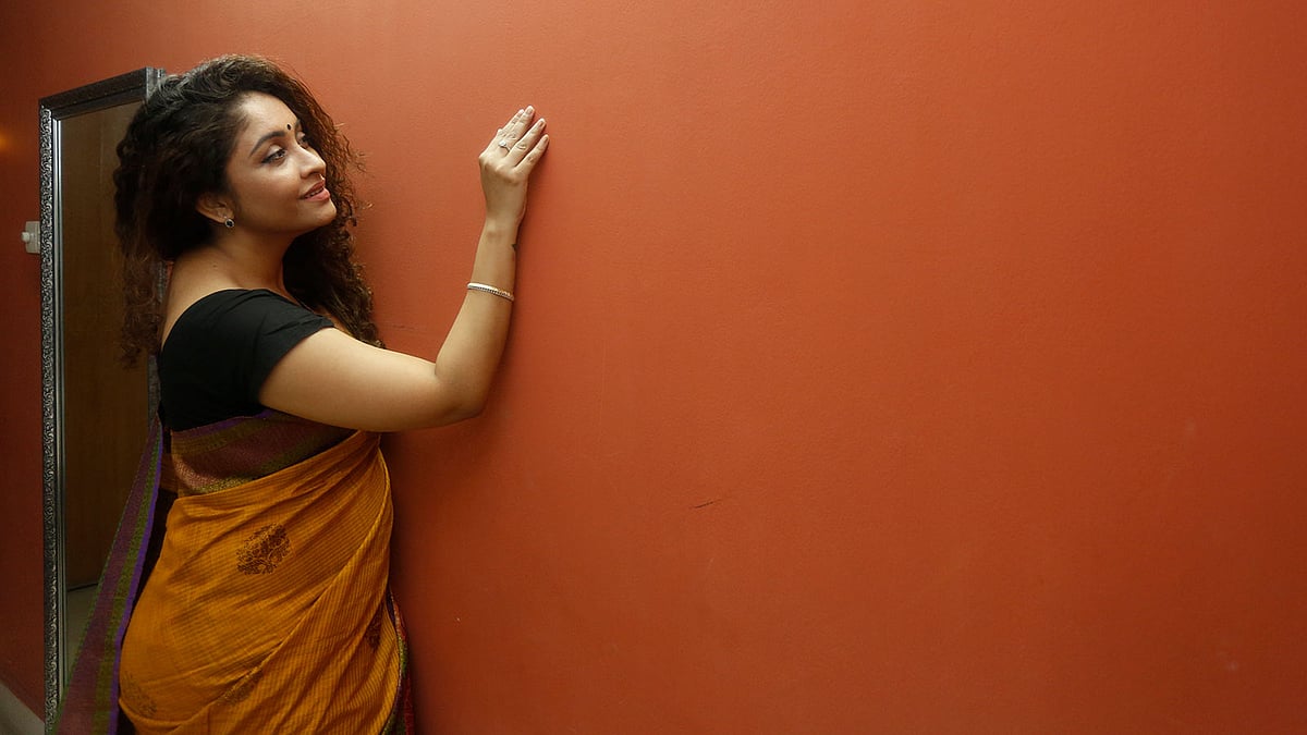 ঘরে নতুন রং করলে মন ভালো করে দেয়। মডেল: জিনিয়া। ছবি: সুমন ইউসুফ