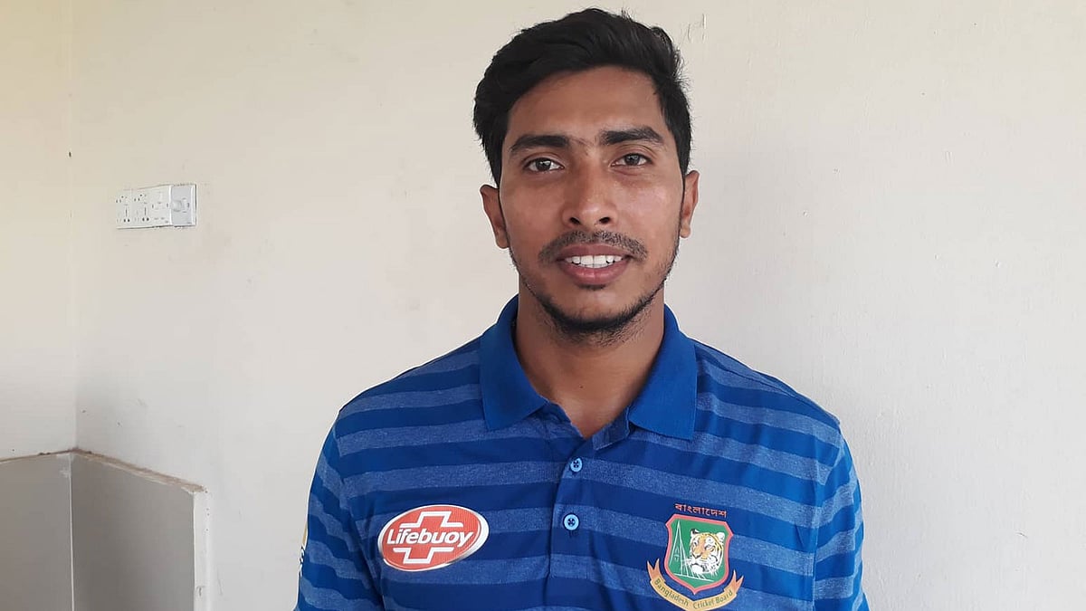 তৈরি হচ্ছেন সৌম্য । ছবি: প্রথম আলো।