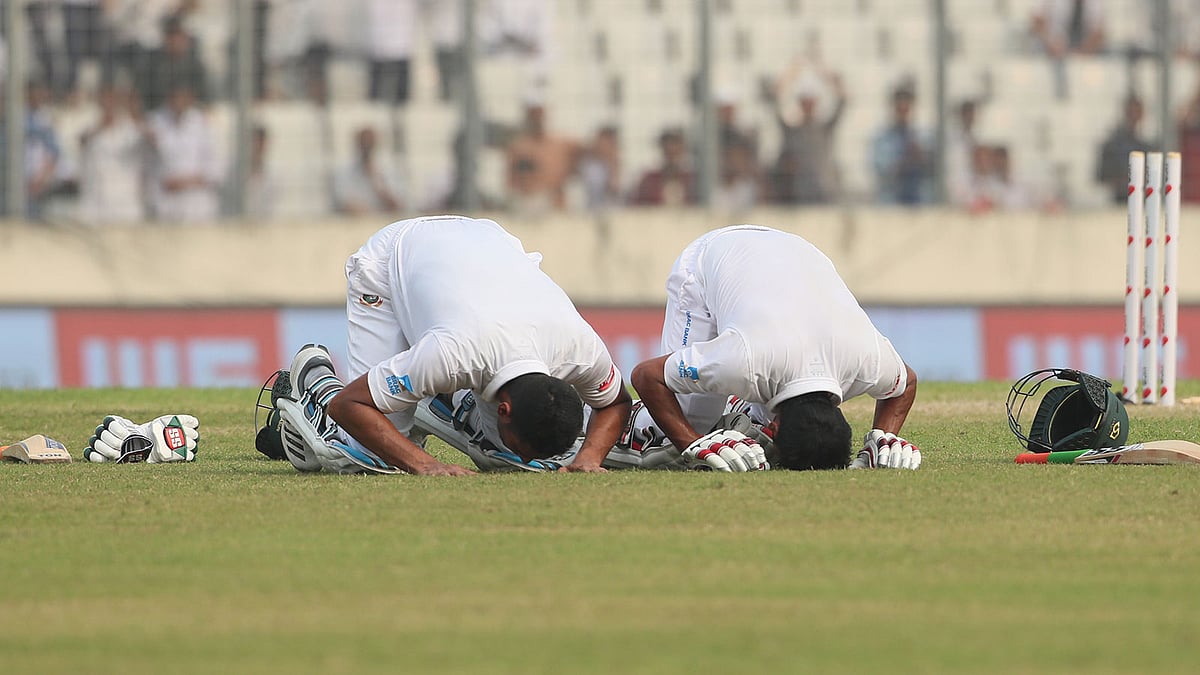 মাহমুদউল্লাহর সঙ্গে সেজদা দিচ্ছেন মিরাজ। ছবি: প্রথম আলো।