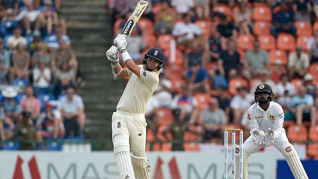 কুরানের ইনিংসে ব্যাক ফুটে শ্রীলঙ্কা। ছবি: এএফপি