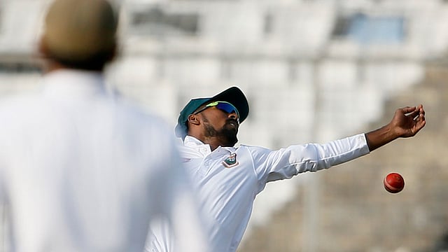 নাজমুল বলটি হাতে জমাতে পারেননি। ছবি: শামসুল হক