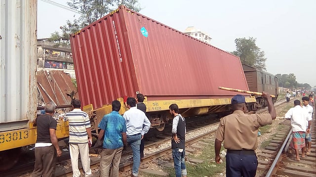 মালবাহী ট্রেনটি কমলাপুর থেকে চট্টগ্রাম যাচ্ছিল। ছবি: দীপু মালাকার
