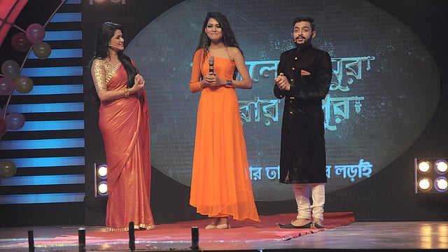 ‘বাজল ঝুমুর তারার নূপুর’ অনুষ্ঠানের উপস্থাপক নাবিলা আর সৌরভের সঙ্গে পিয়া