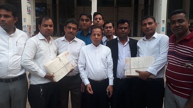 রায়ের অনুলিপি হাতে খালেদা জিয়ার আইনজীবীরা। ছবি: আসাদুজ্জামান