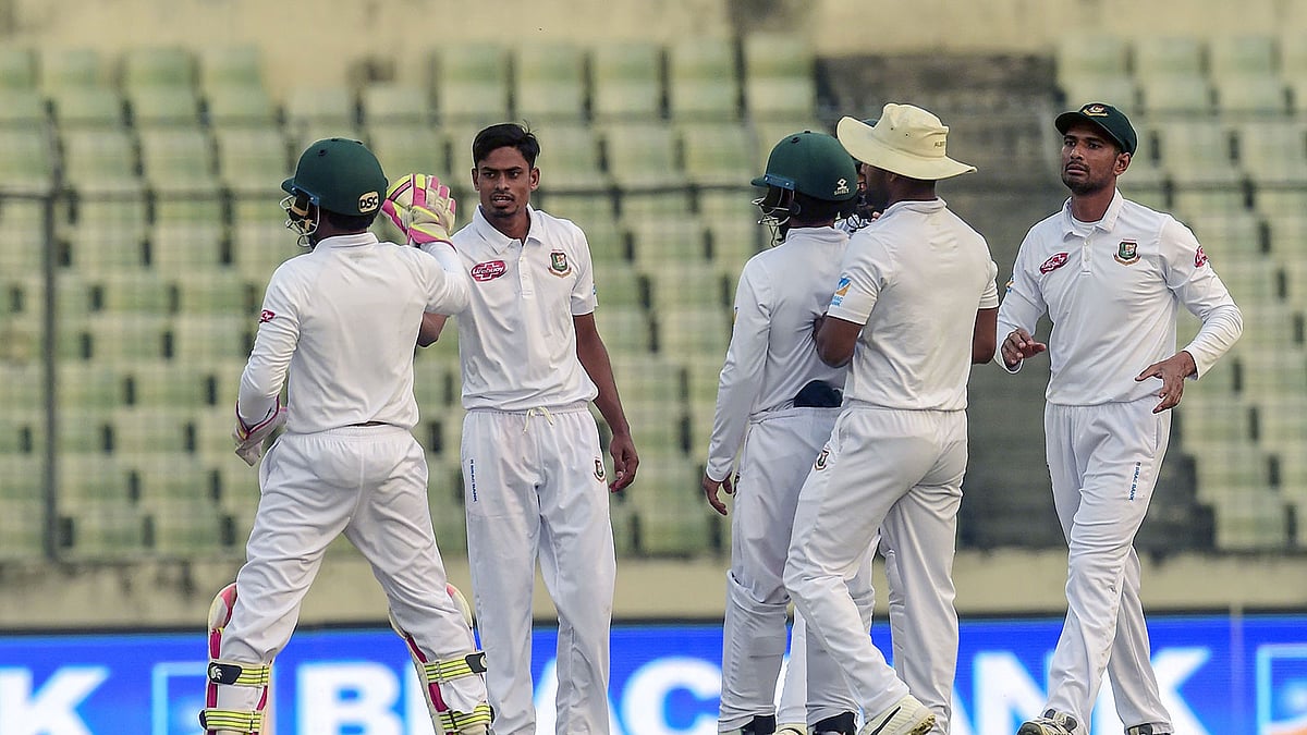 তাইজুলের বলে চারির বিদায় বাংলাদেশকে এগিয়ে দিয়েছে শেষ দিনে। ছবি: এএফপি