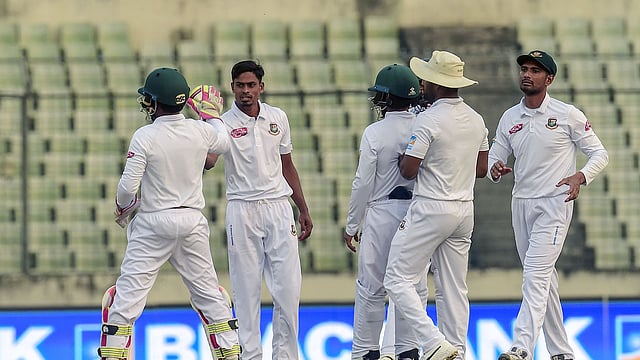 তাইজুলের বলে চারির বিদায় বাংলাদেশকে এগিয়ে দিয়েছে শেষ দিনে। ছবি: এএফপি