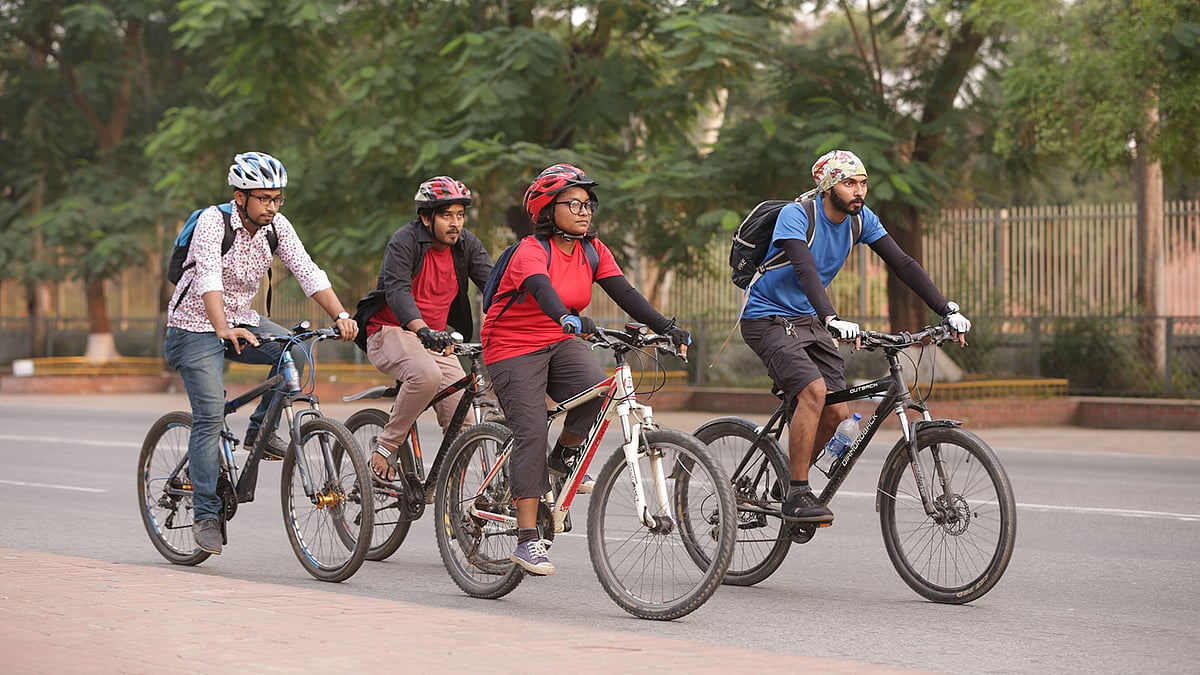 তরুণদের কাছে বাহন হিসেবে জনপ্রিয় বাইসাইকেল। ছবি: কবির হোসেন