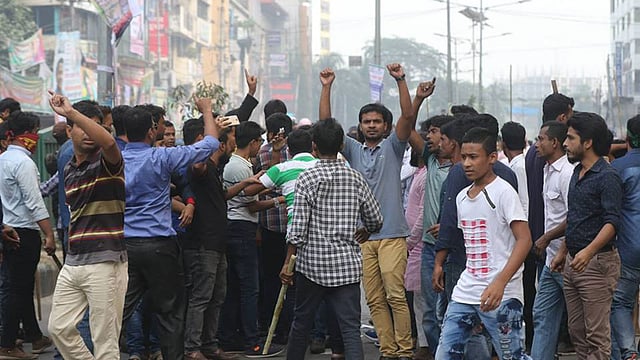 সড়কে বিক্ষোভ দেখাচ্ছেন বিএনপির নেতা-কর্মীরা। ছবি: আবদুস সালাম