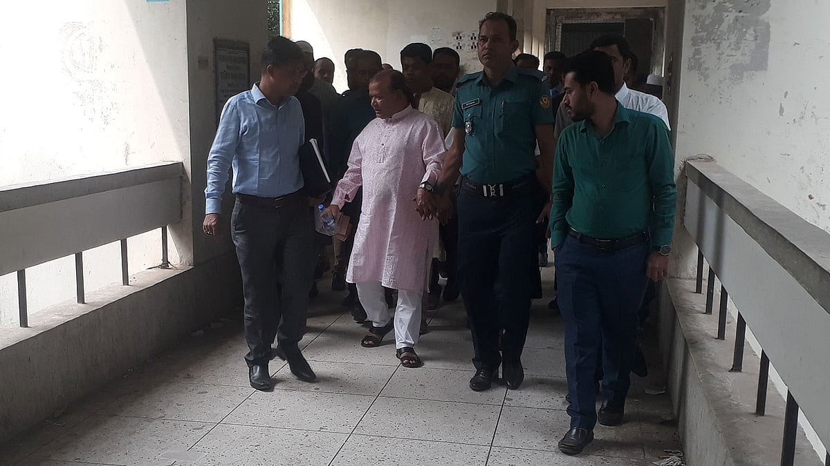 কারাদণ্ড হওয়ার পর ডেসটিনির চেয়ারম্যান হোসেনকে আদালত থেকে হাজতখানায় নিয়ে যাচ্ছে পুলিশ। ছবি: আসাদুজ্জামান