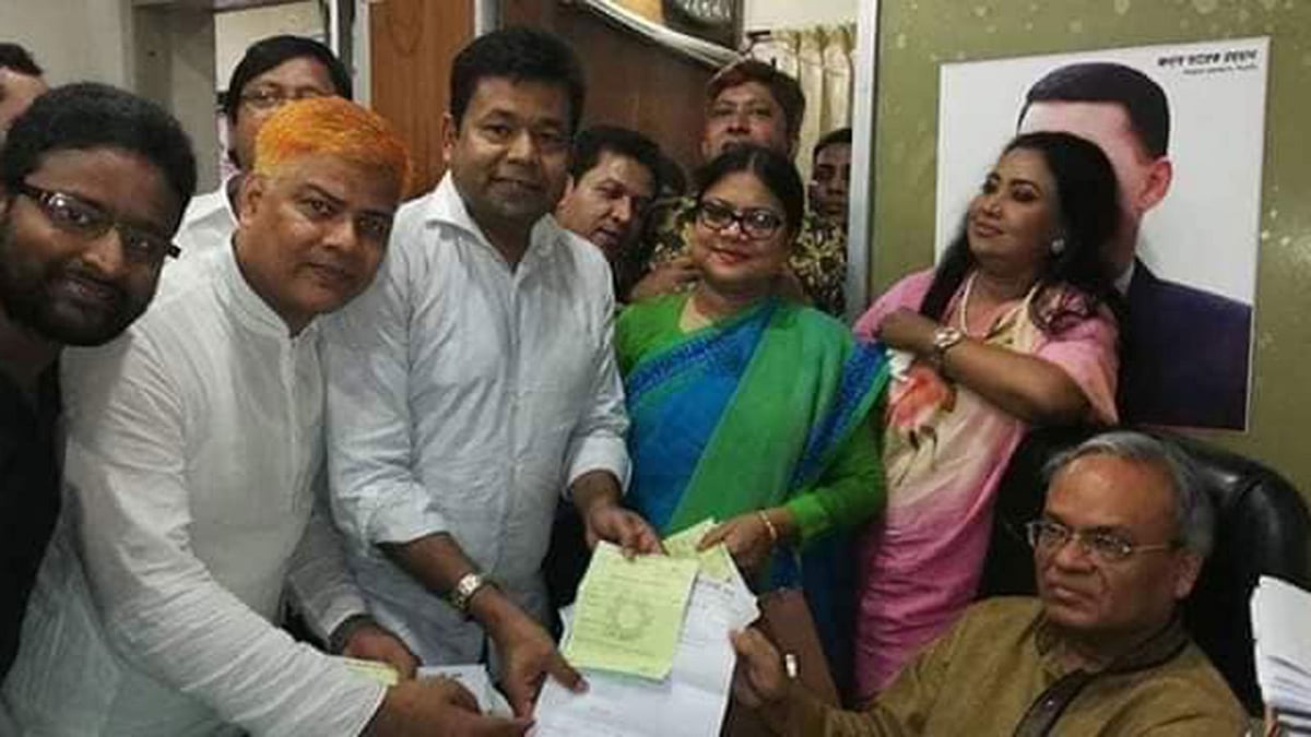 জাতীয়তাবাদী দল থেকে মনোনয়ন ফরম সংগ্রহ করেছেন কনকচাঁপা। এ সময় তাঁর সঙ্গে ছিলেন মনির খান ও বেবি নাজনীন