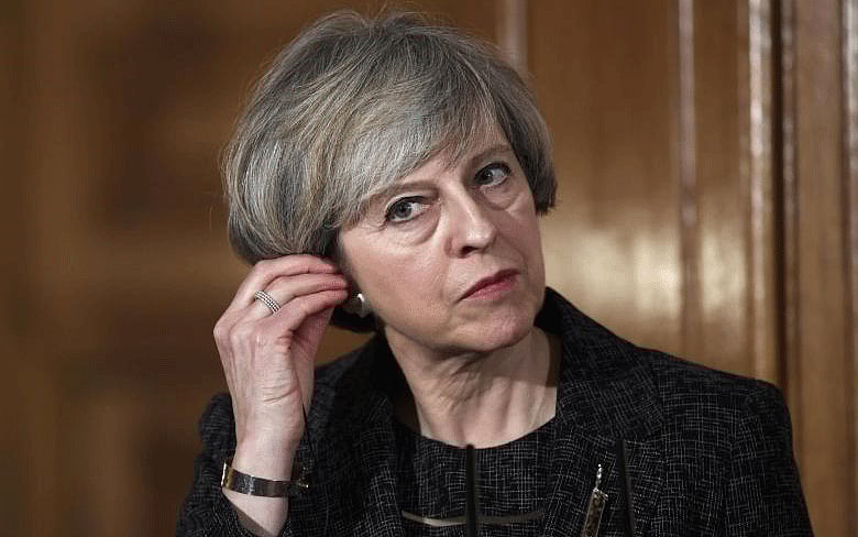 যুক্তরাজ্যের প্রধানমন্ত্রী থেরেসা মে বুধবার রাতে সহাস্যে জানিয়েছিলেন, ব্রেক্সিট চুক্তি সম্পাদনে মন্ত্রিসভা অনুমোদন দিয়েছে। কিন্তু রাত পেরিয়ে সকাল হতেই উল্টে গেল সবকিছু। ছবি: রয়টার্স