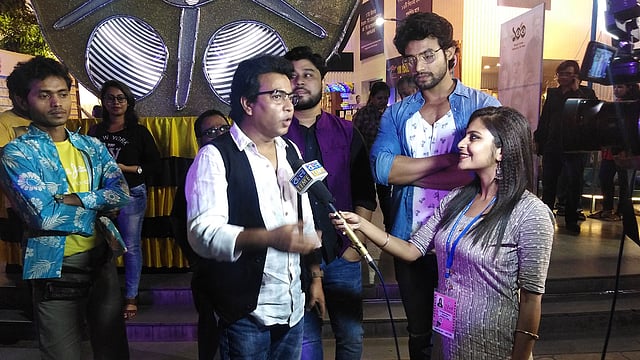 নন্দনের সামনে টিভি চ্যানেলে সাক্ষাৎকার দিচ্ছেন রুদ্রনীল। ছবি: প্রথম আলো