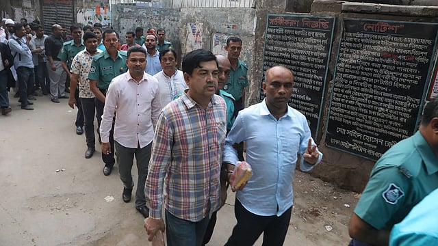 নয়াপল্টনে পুলিশের সঙ্গে বিএনপি সমর্থকদের সংঘর্ষ ও গাড়ি পোড়ানোর মামলার আসামিদের বৃহস্পতিবার বিকেলে সিএমএম আদালতে হাজির করা হয়। ঢাকা, ১৫ নভেম্বর। ছবি: দীপু মালাকার