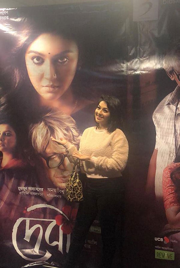 যুক্তরাষ্ট্রের জামাইকার এইটি সিনেপ্লেক্সে ‘দেবী’ সিনেমা দেখেছেন বাংলাদেশের একসময়ের জনপ্রিয় মডেল মোনালিসা। ছবি–সংগৃহীত
