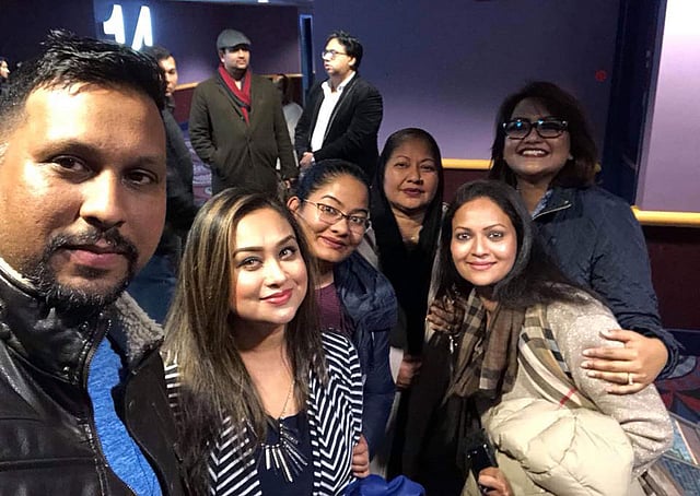 যুক্তরাষ্ট্রের জামাইকার এইটি সিনেপ্লেক্সে ‘দেবী’ সিনেমা দেখার পর বাংলাদেশ মডেল আলিফের সেলফিতে রোমানা, রিচি ও নওশীন। ছবি–সংগৃহীত