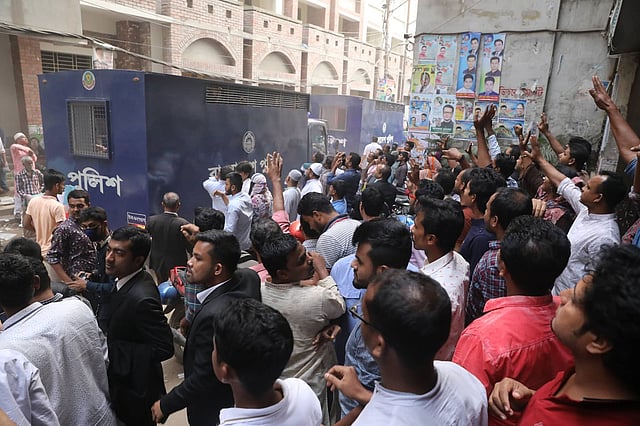 নয়াপল্টনে সংঘর্ষের ঘটনায় গ্রেপ্তার বিএনপির নেতাকর্মীদের প্রিজন ভ্যানে করে ঢাকার আদালতের হাজতখানায় নিয়ে যাওয়া হচ্ছে। ছবি: দীপু মালাকার