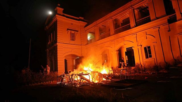 কোটা সংস্কার আন্দোলনের রাতে উপাচার্যের বাসভবনে ভাঙচুর চলে। ৮ এপ্রিল, ২০১৮ (ফাইল ছবি)