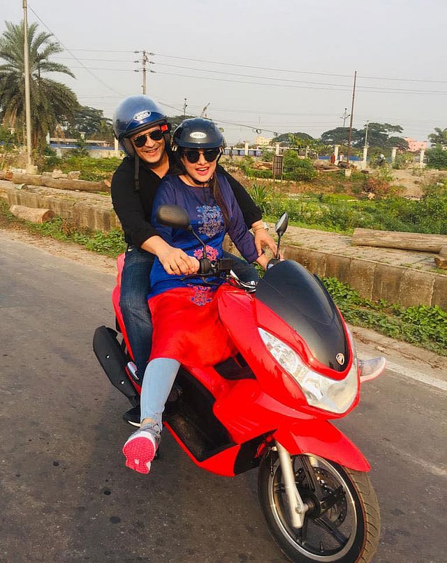 ঢাকার ফ্লাইং ক্লাবের পাশের রাস্তায় চিত্রনায়িকা পূর্ণিমাকে স্কুটি চালানো শেখাচ্ছেন ফেরদৌস। ছবি: প্রথম আলো