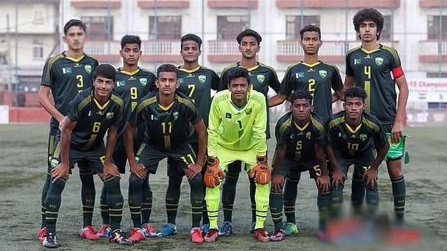 অনূর্ধ্ব–১৫ সাফ ফুটবলের রানার্সআপ পাকিস্তান দল। সংগৃহীত ছবি