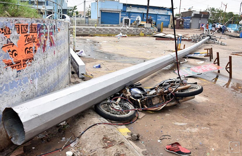 ঘূর্ণিঝড় গাজার আঘাতে বিদ্যুতের খুঁটি উপড়ে যায়। তামিলনাড়ু, ভারত। ছবি: রয়টার্স