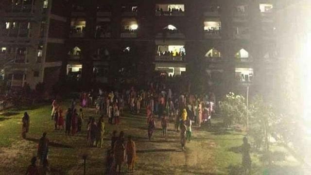 সুফিয়া কামাল হল শাখা ছাত্রলীগের সভাপতির বিরুদ্ধে ছাত্রী নির্যাতনের অভিযোগ ওঠার পর প্রতিবাদে হলের বিভিন্ন কক্ষ থেকে বেরিয়ে আসা ছাত্রীদের একাংশ, ১০ এপ্রিল, ২০১৮ (ফাইল ছবি)