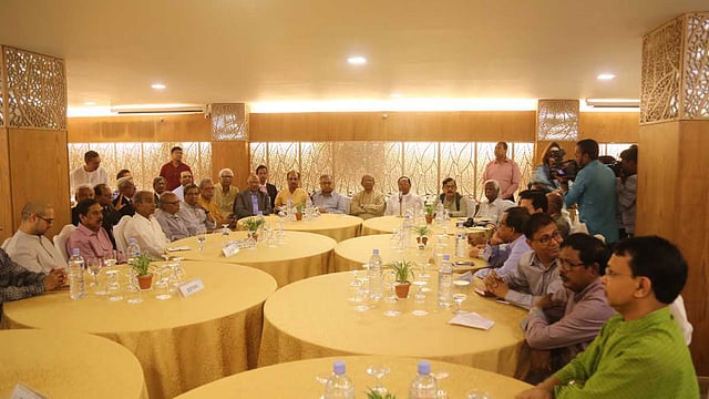 রাজধানীর একটি হোটেলে সংবাদপত্রের সম্পাদকদের সঙ্গে মতবিনিময় করেন জাতীয় ঐক্যফ্রন্টের নেতারা। ঢাকা, ১৬ নভেম্বর। ছবি: ইউএনবি