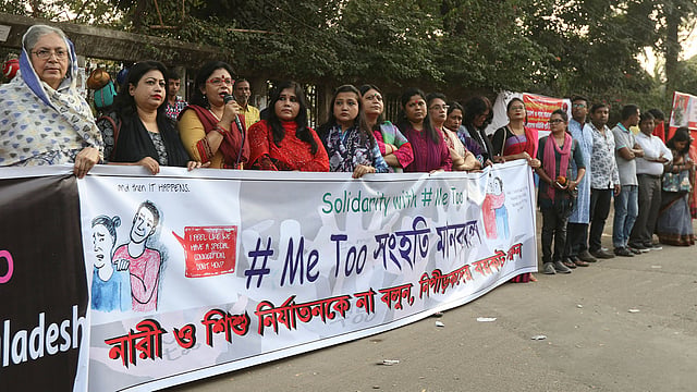 ‘#মি টু সংহতি’ আন্দোলনে জাতীয় প্রেসক্লাবের সামনে বিভিন্ন গণমাধ্যমের সাংবাদিকেরা অংশ নেন। ছবি: প্রথম আলো