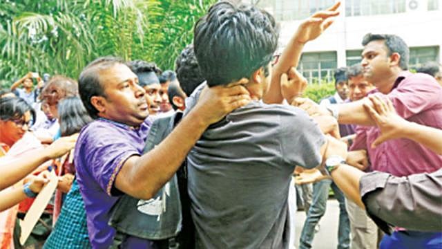 উপাচার্য প্যানেল নির্বাচনের দিন ডাকসু নির্বাচনের দাবি জানাতে গিয়ে একদল শিক্ষকের তোপের মুখে পড়েন শিক্ষার্থীরা। ২৯ জুলাই ২০১৭ (ফাইল ছবি)