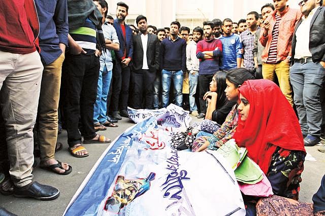 সাত কলেজের অধিভুক্তি বাতিলের দাবিতে শিক্ষার্থীরা অবস্থান কর্মসূচি পালন করতে গেলে এভাবেই চারদিকে ঘিরে রেখে ছাত্রীদের উত্ত্যক্ত করেন ছাত্রলীগের কিছু নেতা-কর্মী, ১৫ জানুয়ারি ২০১৮ (ফাইল ছবি)