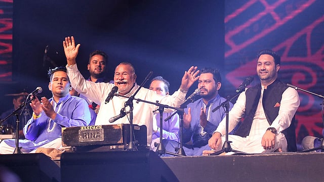 ঢাকা আন্তর্জাতিক লোকসংগীত উৎসবে গতকাল শেষ পরিবেশনায় ছিলেন পূরণচন্দ্র ওয়াদালি। ছবি: সাইফুল ইসলাম