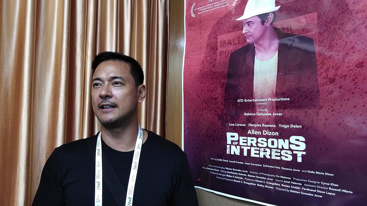 নিজের ছবির পোস্টারের সামনে অ্যালেন ডিজন। ছবি: হাবিবুল্লাহ সিদ্দিক