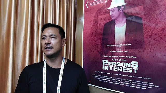 নিজের ছবির পোস্টারের সামনে অ্যালেন ডিজন। ছবি: হাবিবুল্লাহ সিদ্দিক