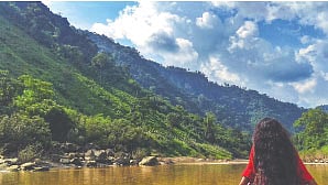 নৌকা ছুটছে দূর পাহাড়ে