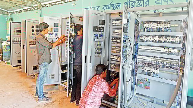 চট্টগ্রামের কর্ণফুলী উপজেলার চরপাথরঘাটায় গড়ে উঠেছে দেশের একমাত্র জাহাজের সুইচবোর্ড নির্মাণের কারখানা। সেখানে সুইচবোর্ড বানানোর কাজ করছেন তড়িৎ প্রকৌশলী ও ইলেকট্রিশিয়ানরা।  ছবি: জুয়েল শীল