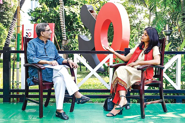 নন্দিতা দাসের সাক্ষাৎকার নিচ্ছেন মতিউর রহমান