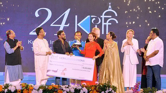 উৎসবে সেরা ছবির জন্য ৫১ লাখ রুপি পেয়েছে ‘দ্য থার্ড ওয়াইফ’। ছবি: ভাস্কর মুখার্জি