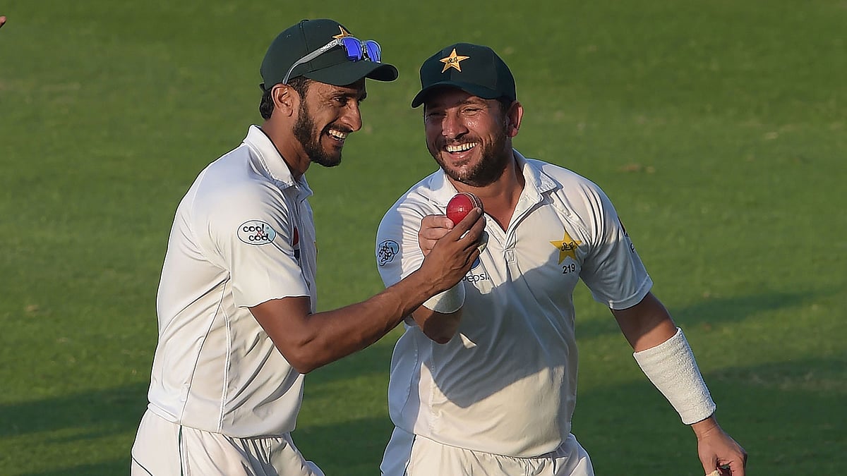 দুজনে ভাগাভাগি করে নিয়েছেন দশ উইকেট, বলটাও কি ভাগ করে নেবেন? ছবি: এএফপি