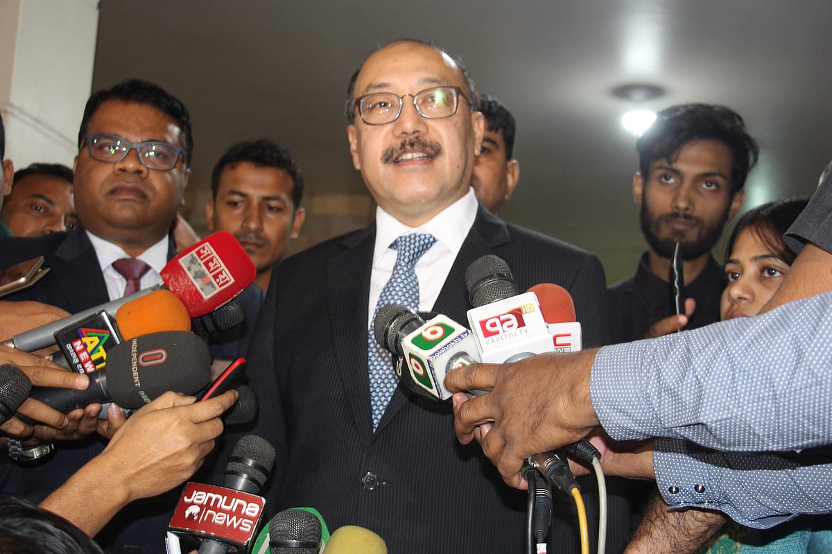 বদরুদ্দোজা চৌধুরীর সঙ্গে সাক্ষাৎ শেষে সাংবাদিকের সঙ্গে কথা বলেন ভারতীয় হাইকমিশনার হর্ষ বর্ধন শ্রিংলা। ছবি: সংগৃহীত