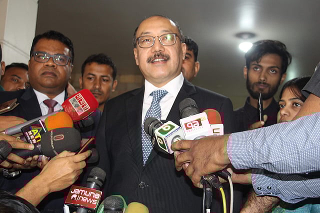 বদরুদ্দোজা চৌধুরীর সঙ্গে সাক্ষাৎ শেষে সাংবাদিকের সঙ্গে কথা বলেন ভারতীয় হাইকমিশনার হর্ষ বর্ধন শ্রিংলা। ছবি: সংগৃহীত