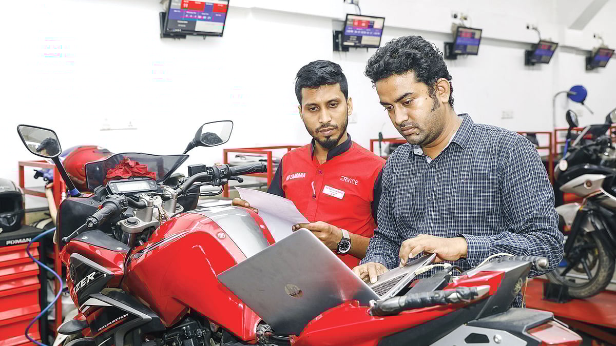 বাইকের সমস্যা দেখা হচ্ছে কম্পিউটারে