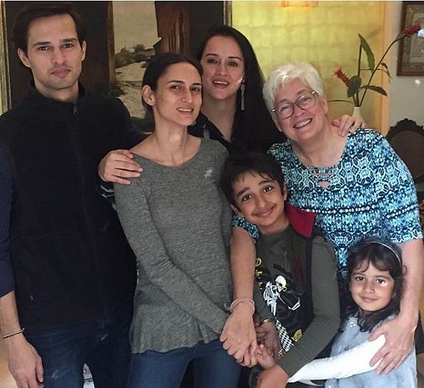 পরিবারের সঙ্গে নাফিসা আলী